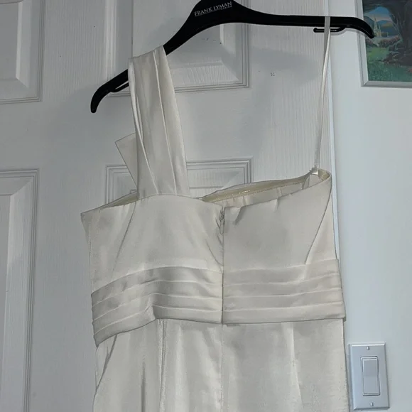 delicate dress that has been worn twice for events. The quality is incredible - Picture 4 of 5